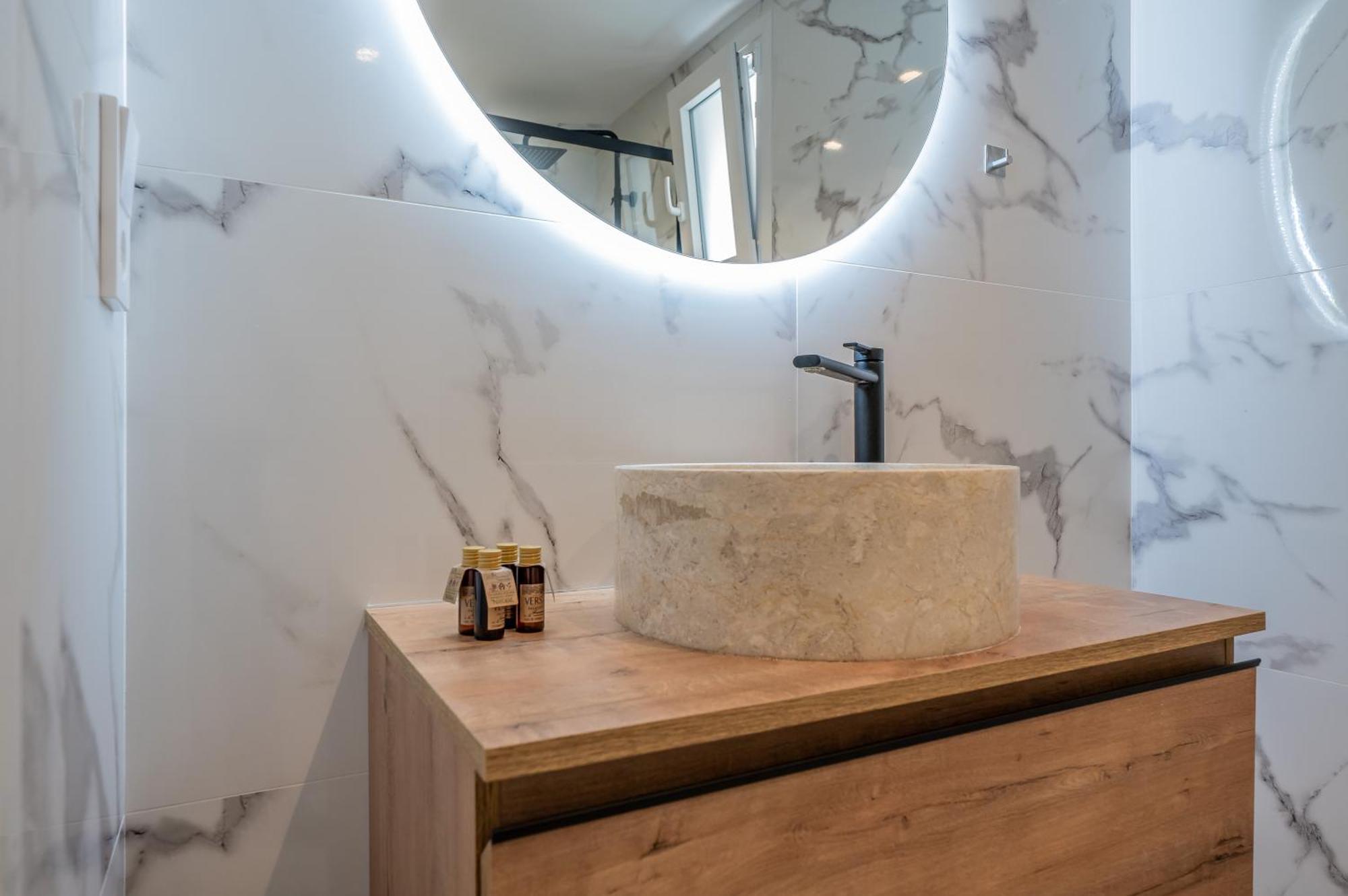 Cozy & Refurbished In Old Town Apartment *